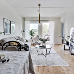 Interior scandinav într-un apartament cu panou