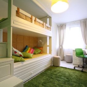 سرير الطفل بطابقين في غرفة صغيرة