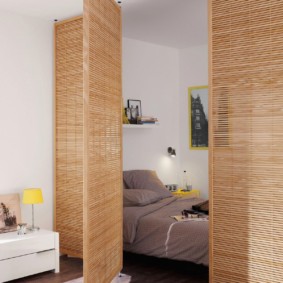 Compartimentare ușoară din bambus într-un apartament studio