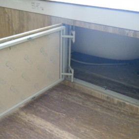 גג שמש מסתובב מתחת לאמבטיה האקרילית