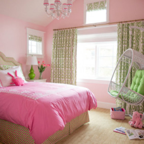 بطانية وردية على سرير فتاة