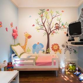 עץ צבוע על קיר חדר ילדים