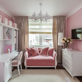أريكة الوردي في غرفة الابنة الصغرى