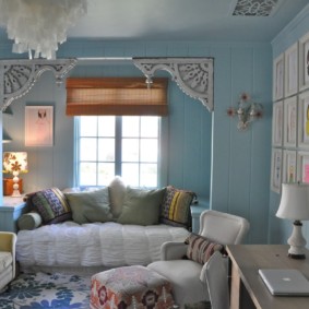 קירות כחולים בחדר של בית עץ