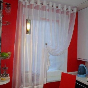 ستارة بيضاء في المطبخ مع جدار أحمر
