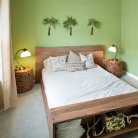 غرفة نوم صغيرة مع جدران خضراء