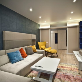 Canapé d'angle dans le salon avec un mur gris
