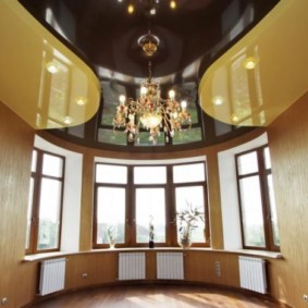 Glossy ceiling in the hall with a bay window