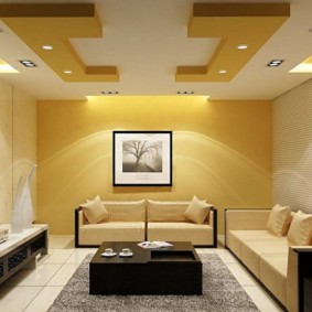 Dzelteni un balti griesti moderna stila viesistabā