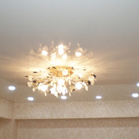 ترتيب مستطيل من المصابيح على سقف غرفة المعيشة
