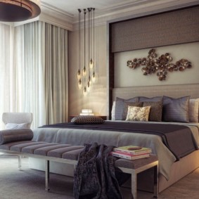 Fotografia unui dormitor modern într-un apartament