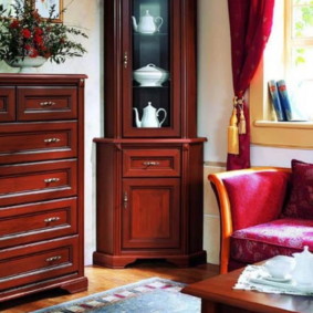 Muebles de salón de madera de estilo clásico.