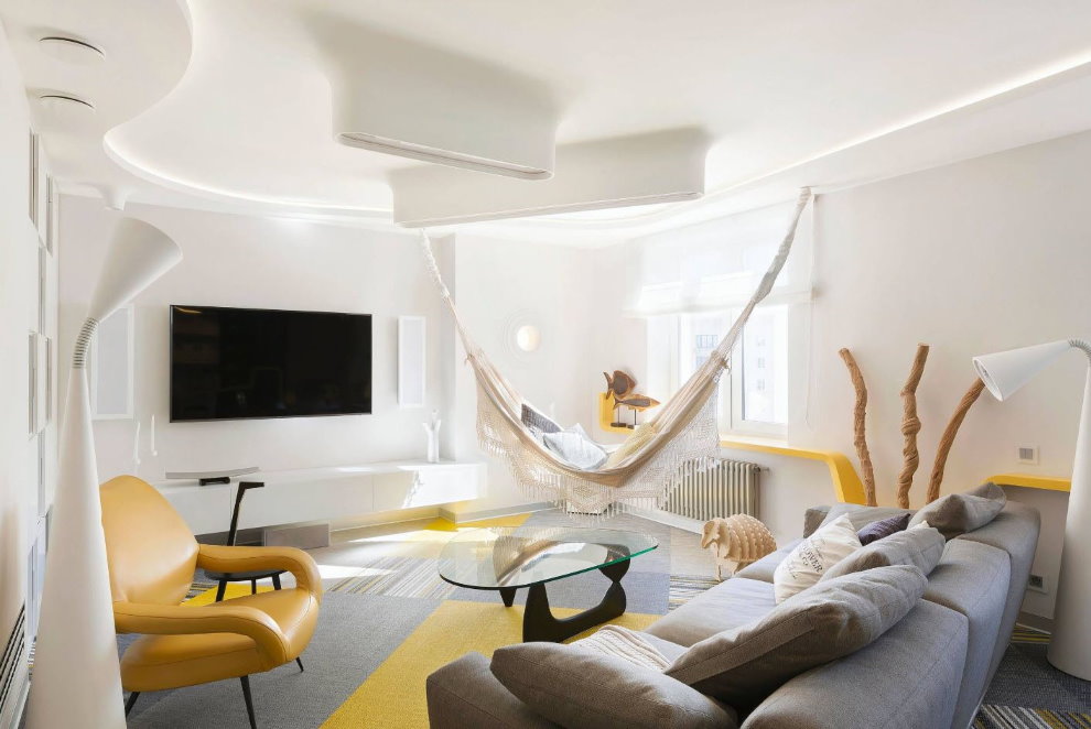 Hangmat in een witte woonkamer van een moderne stijl