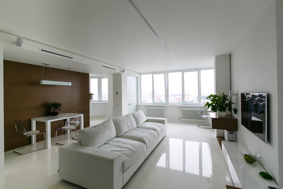 Hnedá stena v obývacej izbe s bielou podlahou