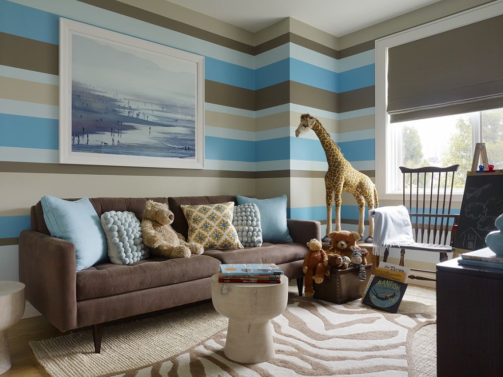 soggiorno con decorazioni fotografiche in tonalità blu