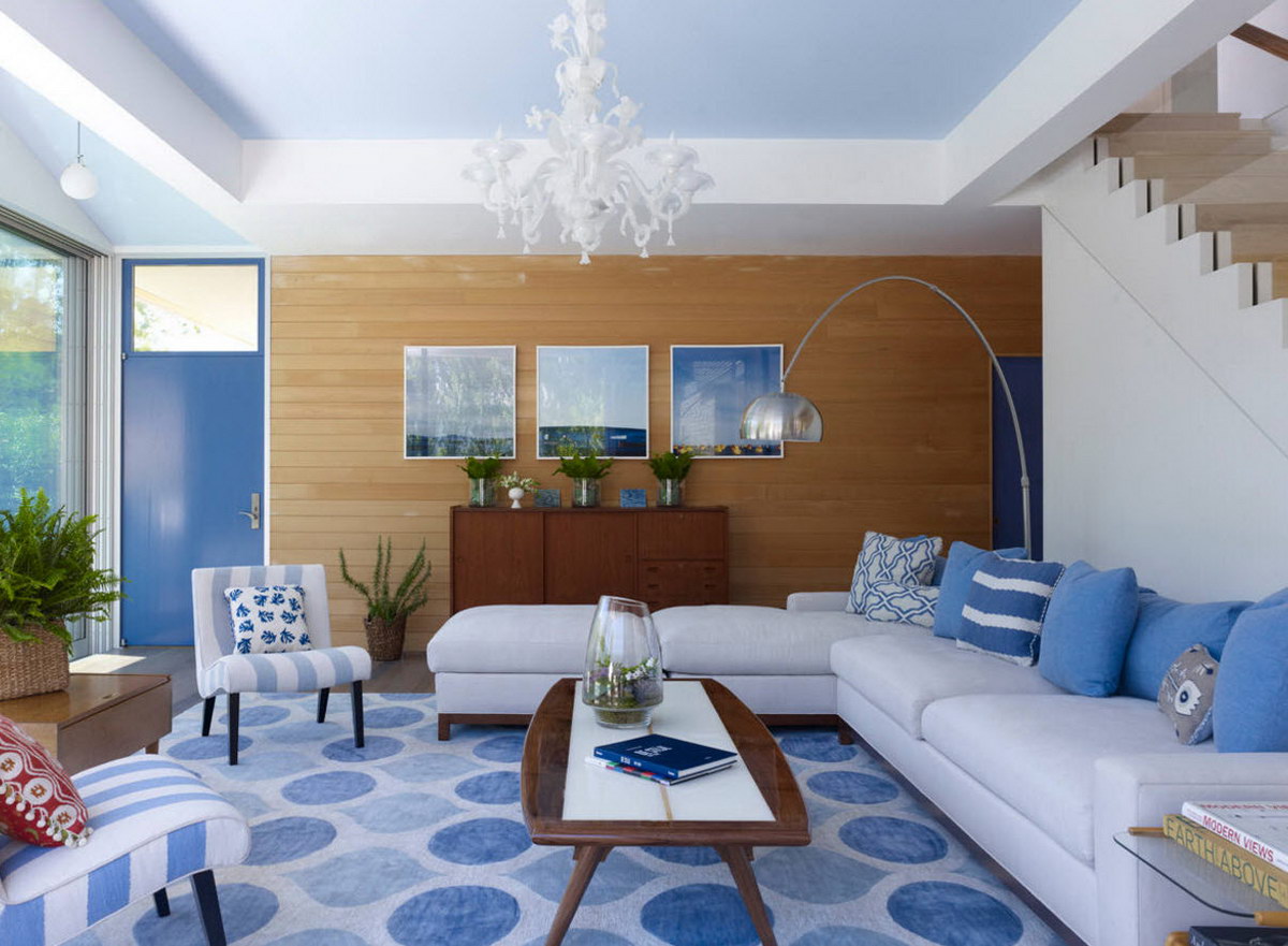 soggiorno con decorazioni fotografiche in tonalità blu