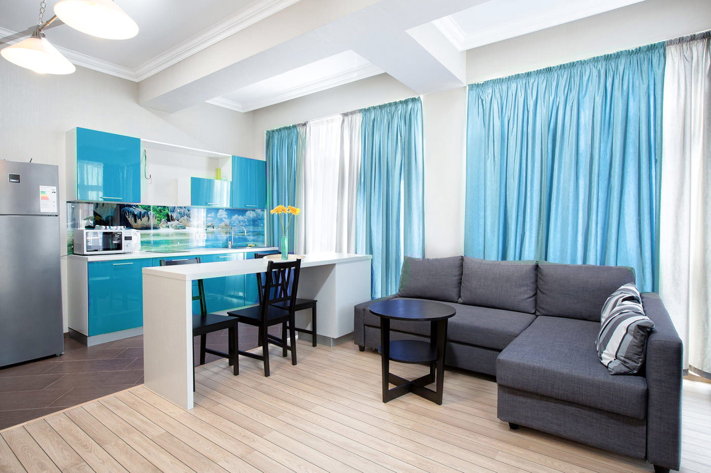 غرفة المعيشة بألوان زرقاء تصميم الأفكار