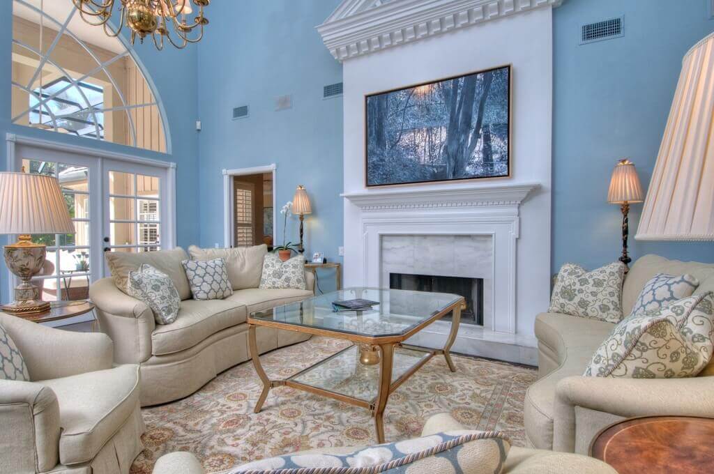 soggiorno con mobili in tonalità blu