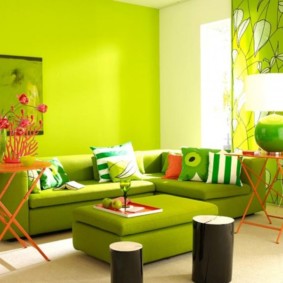 obývacia izba so zeleným výhľadom