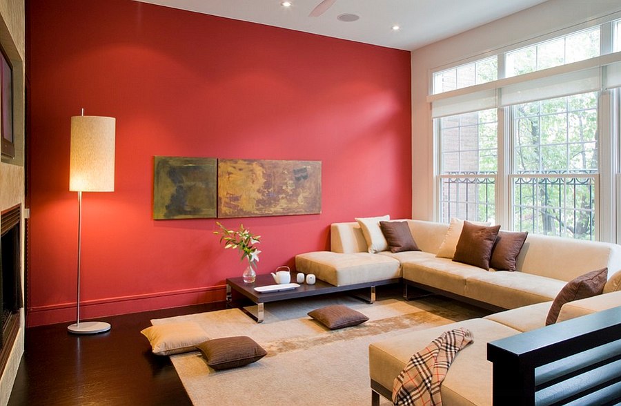 جدار أحمر في غرفة المعيشة في منزل خاص