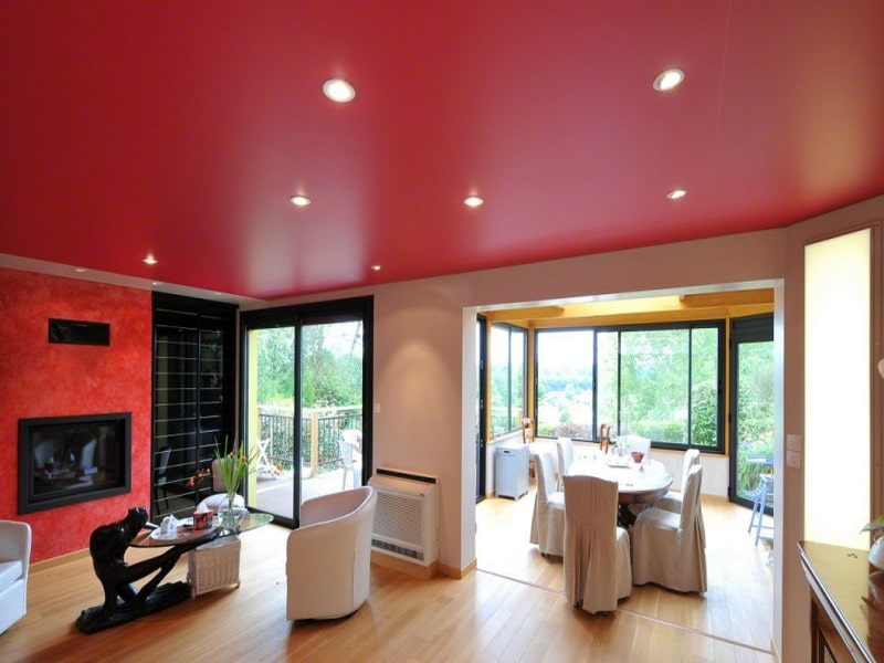 Red ceiling in the living room interior