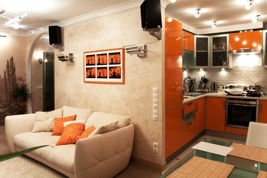 غرفة المعيشة المطبخ في خروتشوف بعد إعادة التطوير