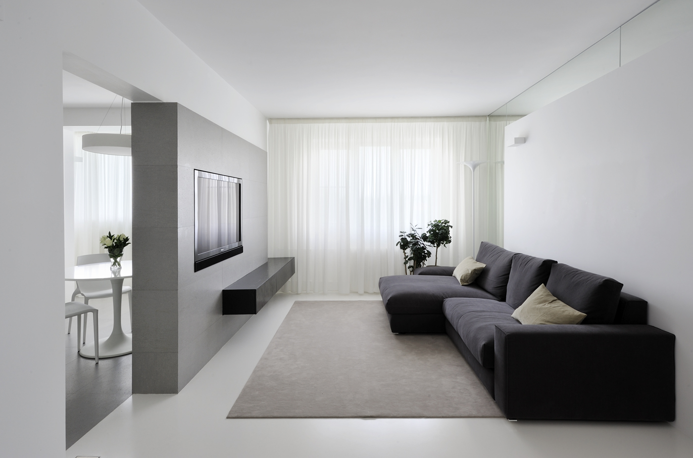 Dzīvoklis košās krāsās un moderna stila interjera foto