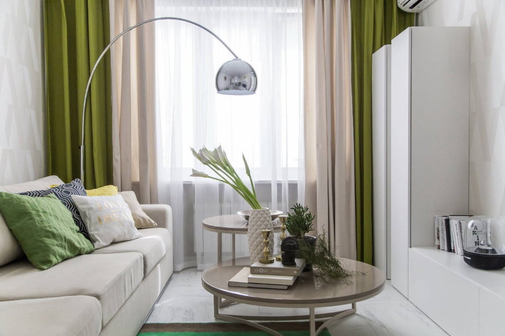 Cortinas verdes em uma pequena sala de estar em branco