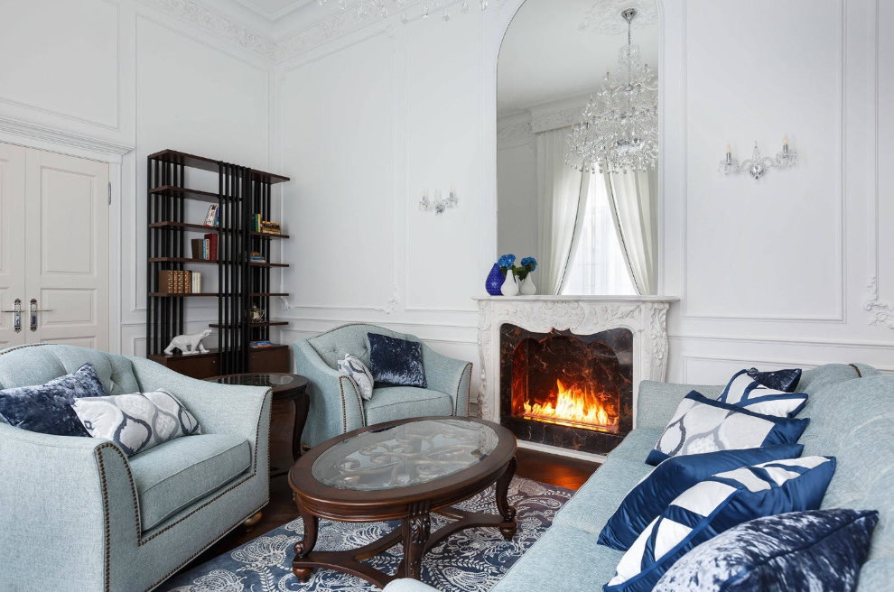 Gestoffeerde meubels met blauwe bekleding in een witte kamer