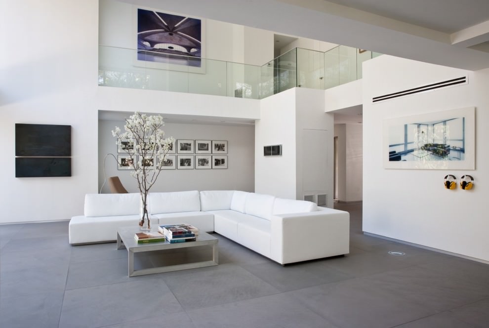קירות לבנים מינימליסטיים בסלון