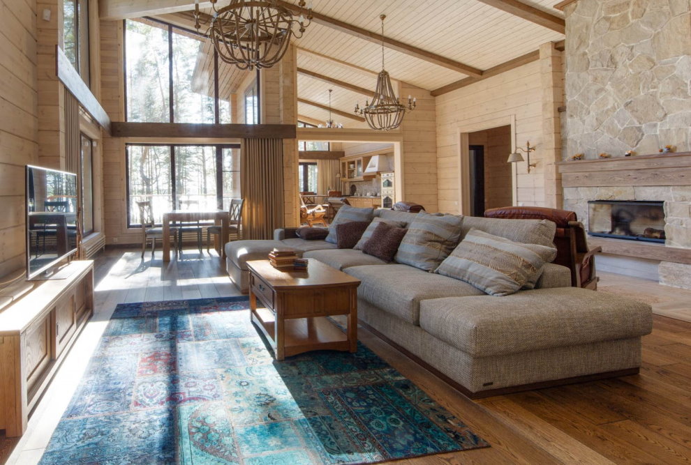 Séjour d'une maison en bois avec un canapé d'angle