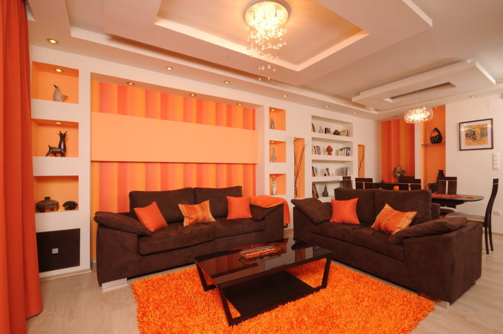 غرفة معيشة برتقالية في منزل ريفي