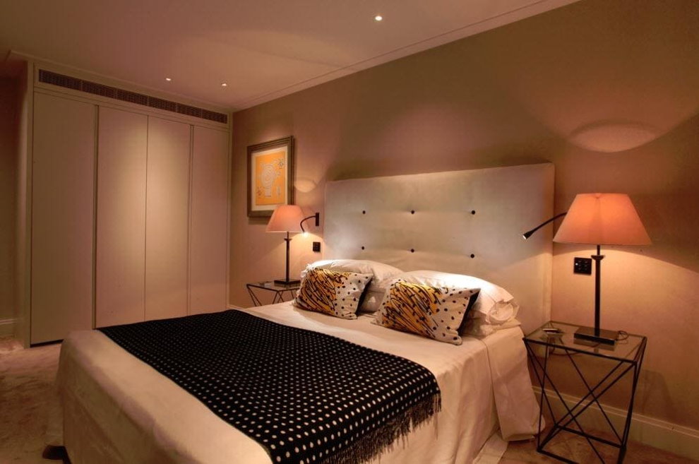 مصابيح أرضية على طاولات السرير في غرفة النوم