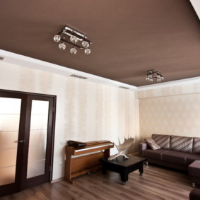 sadra strop pre fotografie z obývacej izby