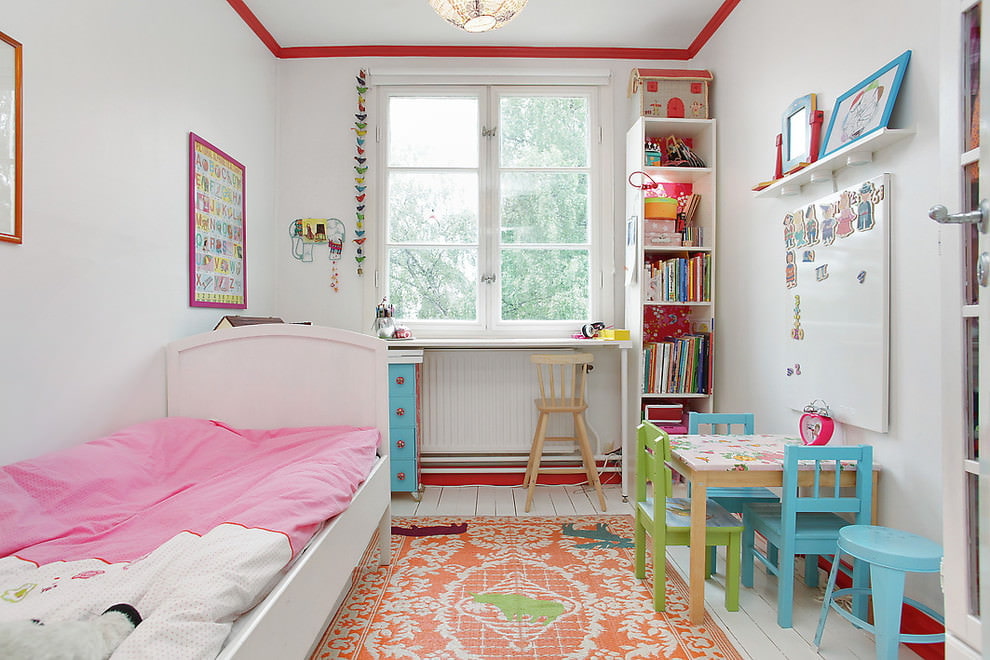 חדר ילדים לבן עם תפאורה בהירה