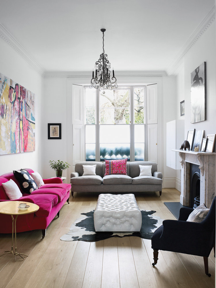 أريكة الوردي في غرفة المعيشة البيضاء