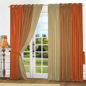 gardiner på grommets i vardagsrumsfoto dekor