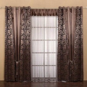 cortinas en las arandelas en las ideas de decoración de la sala de estar