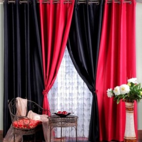 cortinas en las arandelas en la foto interior del salón