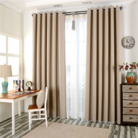 cortinas en las arandelas en las opciones de sala de estar