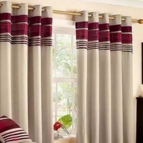 gardiner på gallrarna i vardagsrummet fotoalternativ