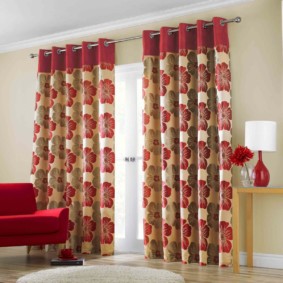 gardiner på grommets i alternativen för vardagsrummet