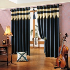 cortinas en los ojales en el diseño de la foto de la sala de estar