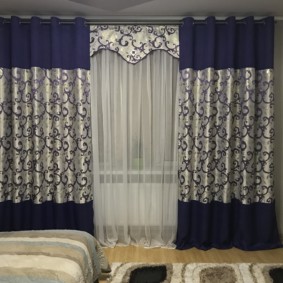 gardiner på grommets i vardagsrumsdesignfoto