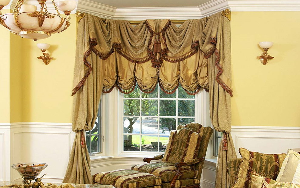 Hermosas cortinas con un lambrequin en la ventana de un pequeño mirador