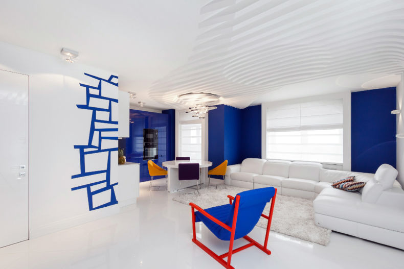 Accente albastre în camera albă a unei case private