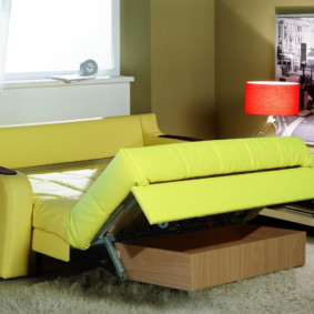 חדר שינה עם תמונה בעיצוב ספה