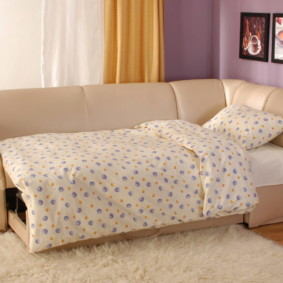 חדר שינה עם עיצוב תמונות לספה
