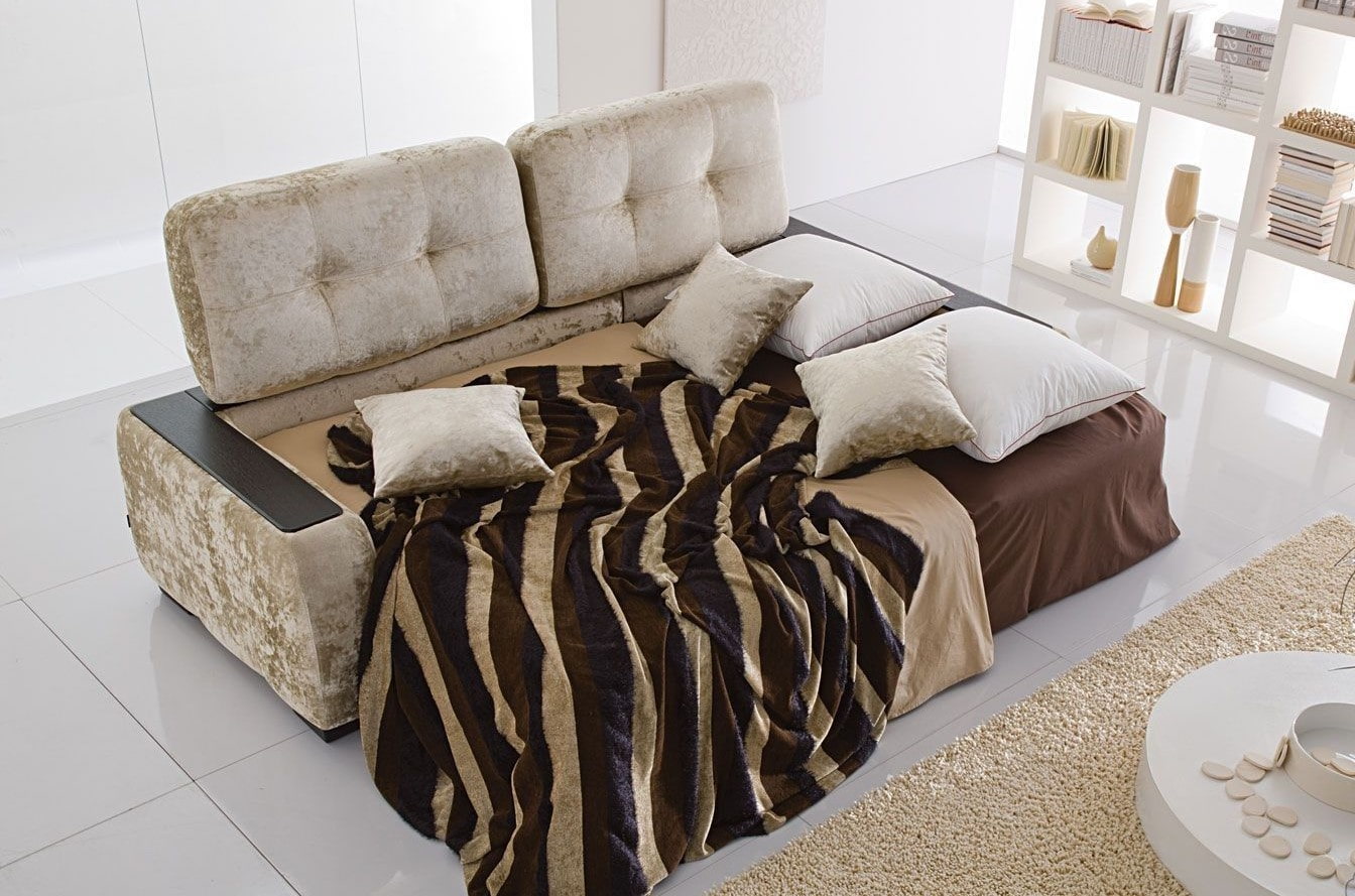 חדר שינה עם תמונה בעיצוב ספה