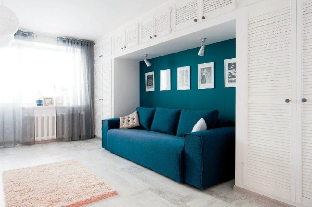 חדר שינה עם עיצוב ספה